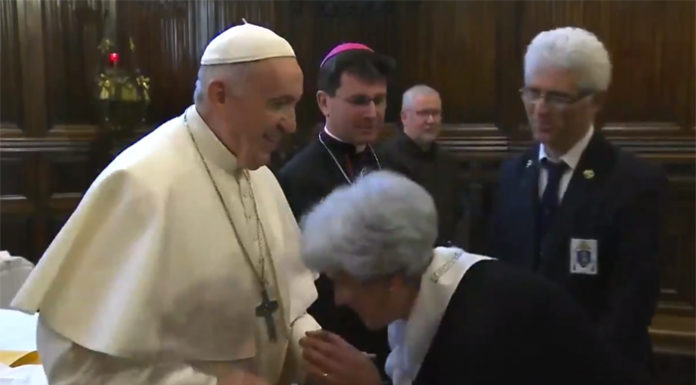 El Papa se revuelve cuando los feligreses intentan besarle