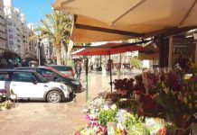 Així viuen la mascletá les tendes de flors de l’Ajuntament