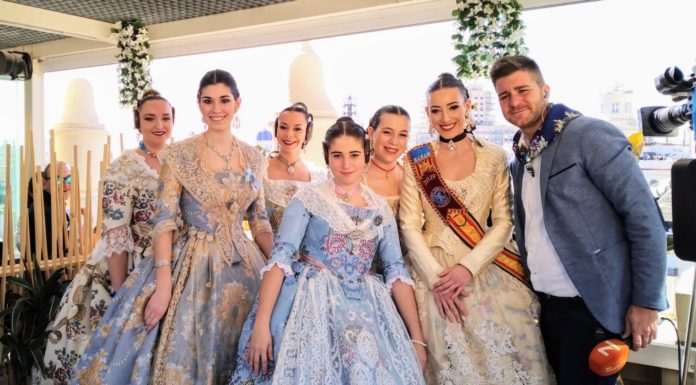 Silvia Giménez y su Corte de Honor en el Balcón de 7 Televalencia