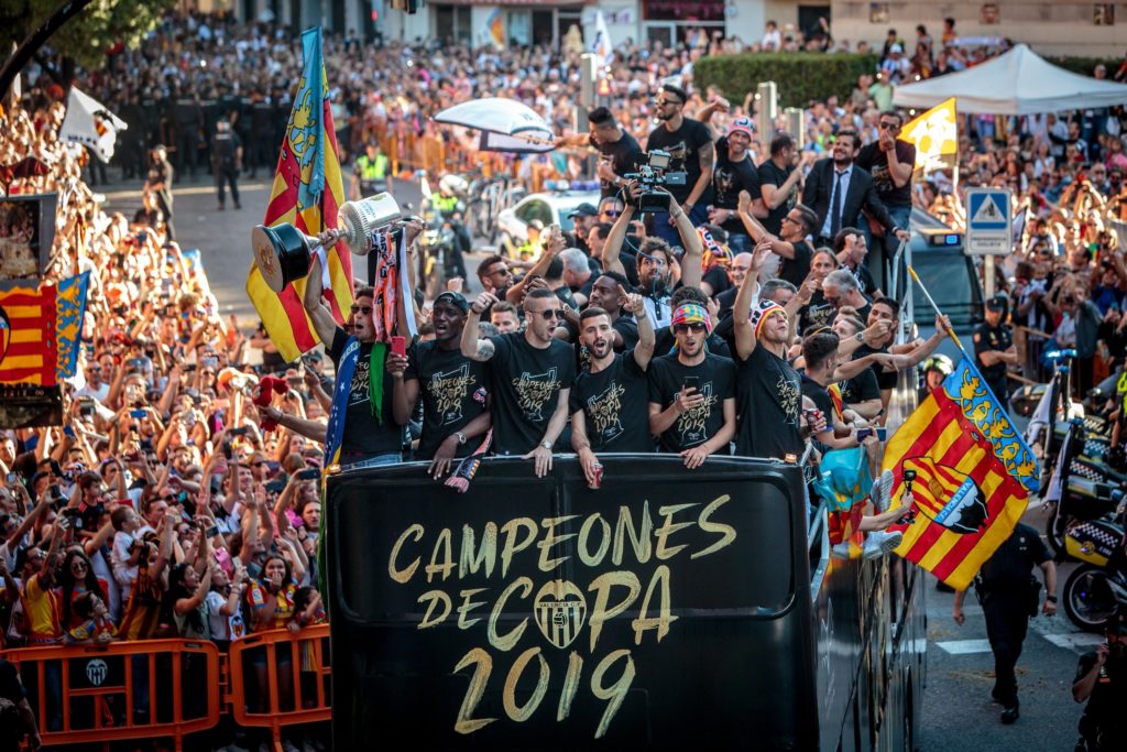 El Valencia ofrece la 8ª Copa del Rey a la ciudad en un acto multitudinario