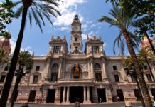 Una mujer armada con un revólver intenta entrar en el Ayuntamiento de Valencia revólver