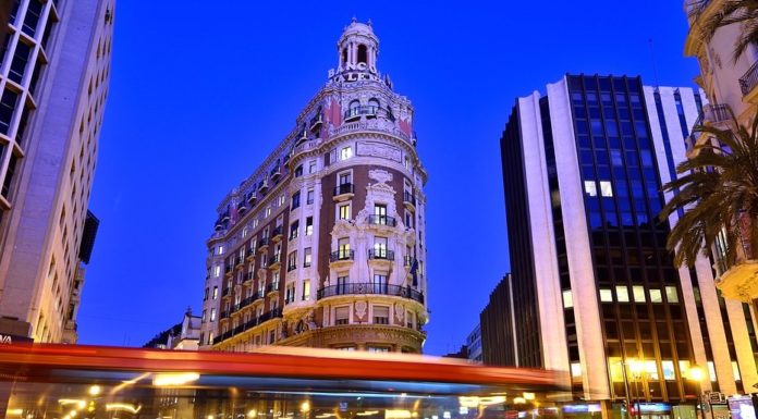 Carbonell abre la puerta a restaurar el aparcamiento nocturno en el carril bus de Valencia El aparcamiento nocturno en el carril bus de Valencia podría volver a la ciudad