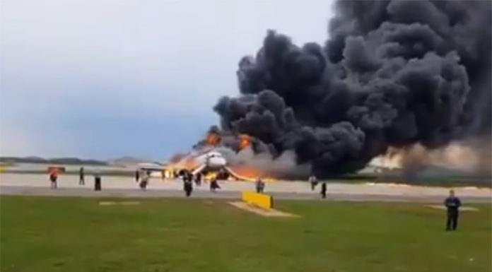 Trece muertos en un aterrizaje de emergencia de un avión en Moscú incendio en Moscú