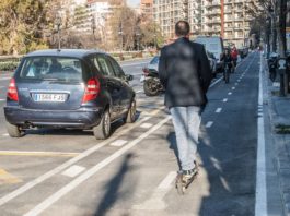 Valencia podría exigir casco y chaleco reflectante obligatorio para circular en patinete