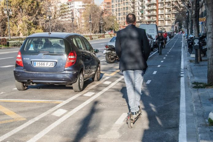 La moda del patinete provoca un nuevo accidente en Valencia