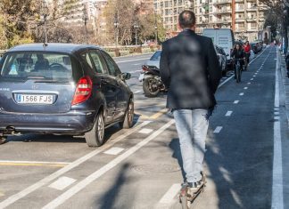Descubren a un hombre que se hacía pasar por estudiante para robar patinetes en un instituto de Mislata