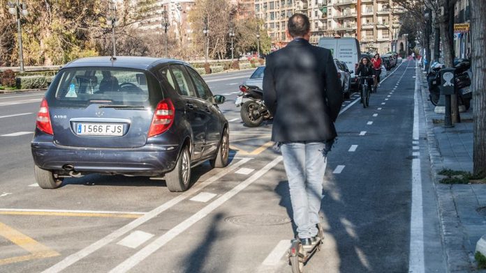 Descubren a un hombre que se hacía pasar por estudiante para robar patinetes en un instituto de Mislata