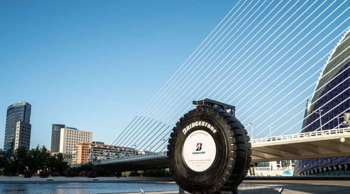 Bridgestone exposa a València el pneumàtic més gran del món Bridgestone