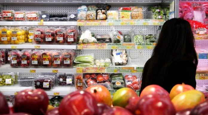 Aquest és el llistat d’aliments bàsics que permet eixir a comprar sense ser multat plástico