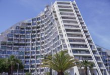 Un vídeo delata a un joven que hizo “balconing” y quería pedir indemnización al hotel