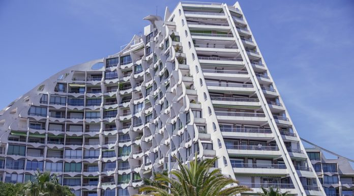 Un vídeo delata a un joven que hizo “balconing” y quería pedir indemnización al hotel