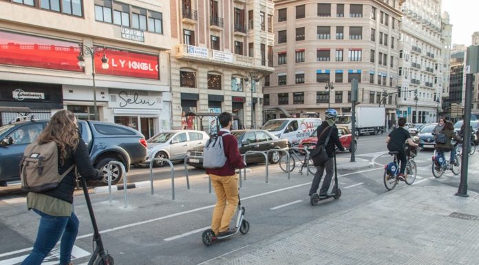 Récord de cerca de 6.000 bicicletas o patinetes diarios en la calle Colón