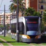 Un accidente entre un tranvía y un coche deja a una joven herida en Valencia