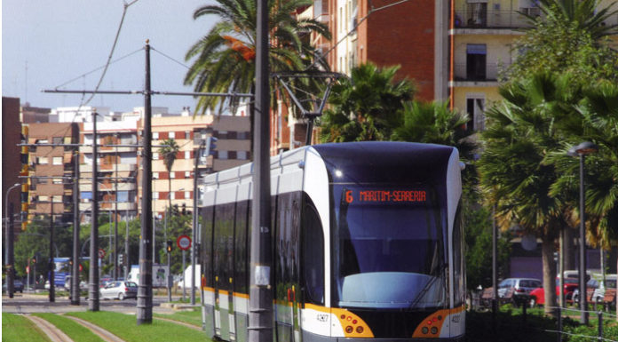 Un tranvía colisiona contra una furgoneta en Valencia