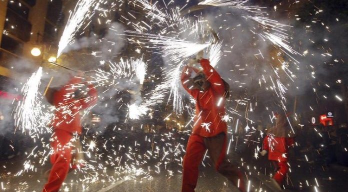 Campanar celebra sus fiestas con un porrat, gastronomía y una mascletà 7televalencia-cabalgata-fuego