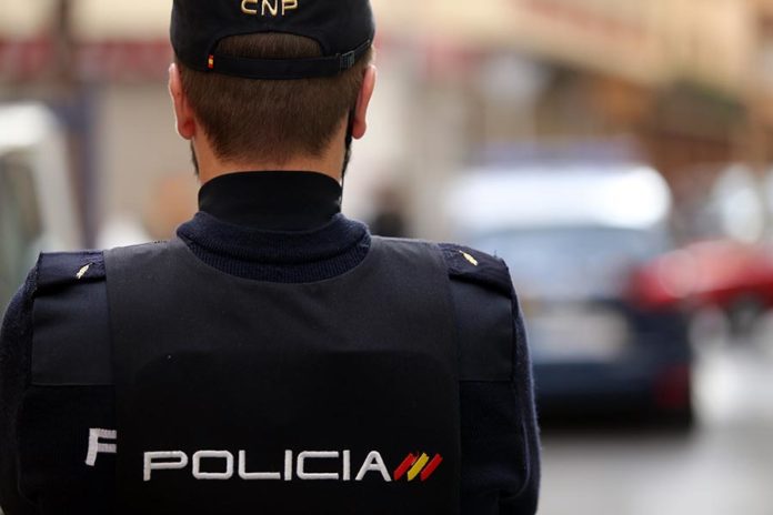 La Policía reanima a una niña de dos años atragantada en una calle de Valencia