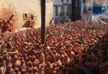 Más de 20.000 personas se tiran 120 toneladas de tomates en la «Tomatina»