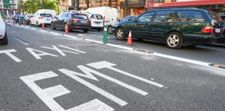 La Policía Local endurece los controles: 300 euros por aparcar o circular en el carril bus de Valencia
