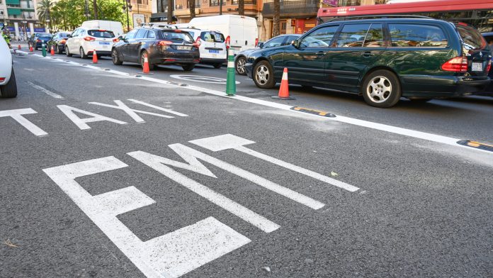 La Policía Local endurece los controles: 300 euros por aparcar o circular en el carril bus de Valencia