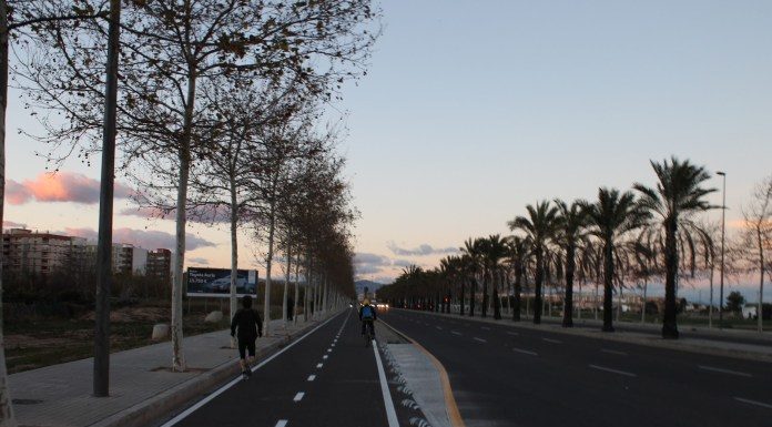 Muere un hombre tras estrellarse con su coche contra un árbol en Valencia
