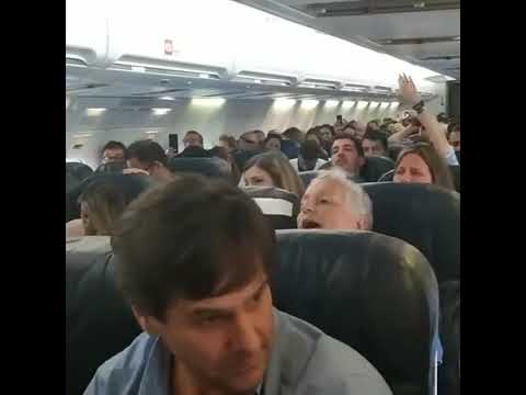 Rezan y beben wisky al creer que se estrellaba el avión