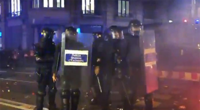 Vídeos de ataques a los policías en una nueva noche de violencia en Barcelona
