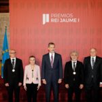 El rey Felipe VI posa con los Premios Jaime I 2019: Xavier Tolsa, José García Moltalvo, Pura Muñoz-Cánoves, Jose Antonio Sobrino , Anibal Ollero y Carlota Pí. EFE/ Manuel Bruque