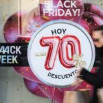 Escaparates del centro de Valencia anuncian el Black Friday. EFE/Ana Escobar