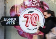 Escaparates del centro de Valencia anuncian el Black Friday. EFE/Ana Escobar