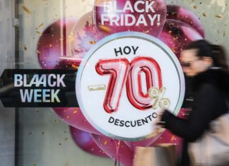 Escaparates del centro de Valencia anuncian el Black Friday. EFE/Ana Escobar