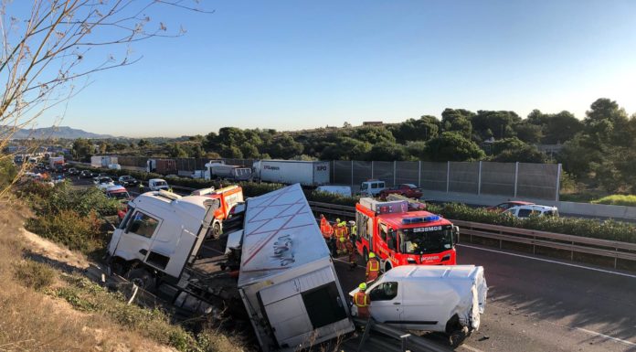 Mor un conductor en eixir-se de la carretera i xocar contra un mur a Picassent conductor