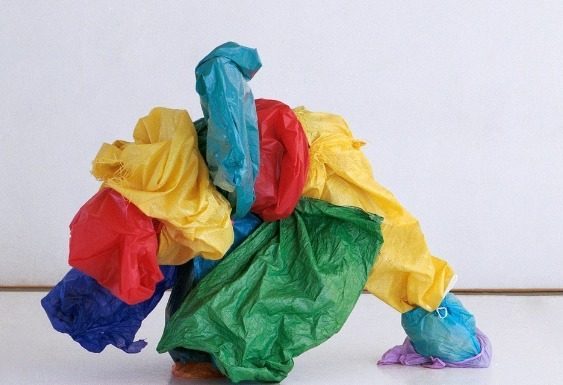 ‘Asphyxia’, l’exposició contra la invasió del plàstic obri a València plástico