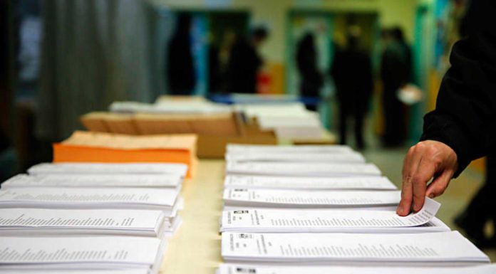 ¿Solicitar el voto por correo exime de estar en una mesa electoral?