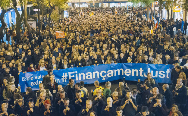 Una cadena humana per a reclamar un finançament just