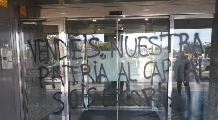 Pintades vandàliques en les seus del PP i del PSPV de València