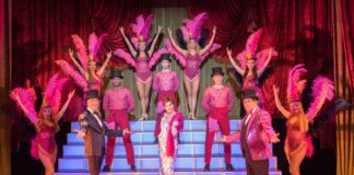 Reparto de la obra homenaje a Lina Morgan en el Teatro Flumen.