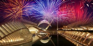 Valencia se prepara para una gran noche de pólvora con 15 castillos simultáneos Los castillos de Fallas se mudan y se dispararán junto al Palau de les Arts