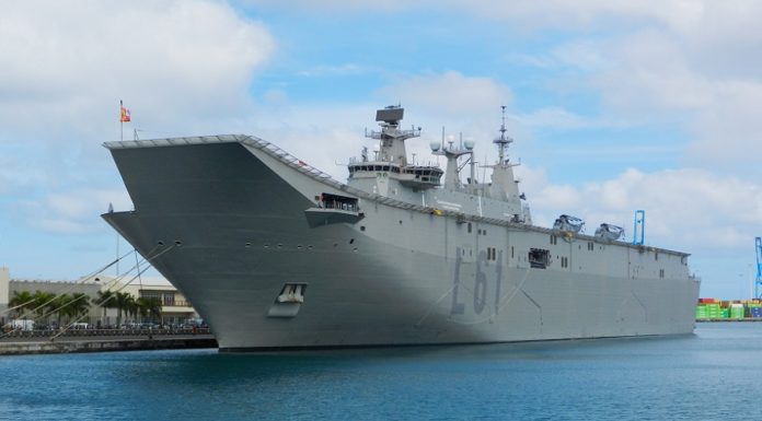 El vaixell almirall de l’armada atraca a València i obri les seues portes buque