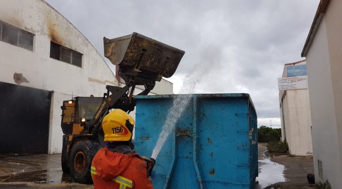 Un antic magatzem de pinso s’incendia a Alzira almacén