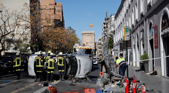 Vuelca un coche a pocos metros de las Torres de Quart
