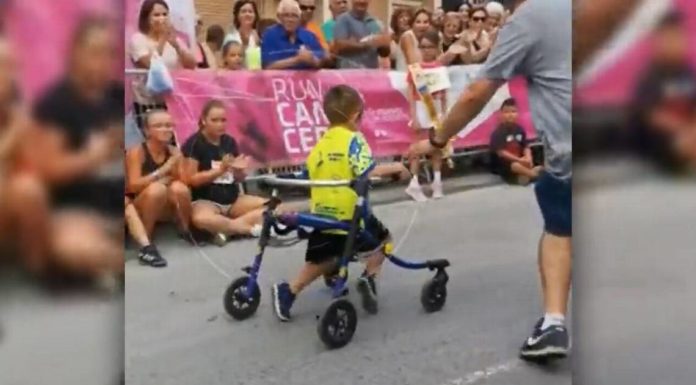 Will Smith apoya a un pequeño valenciano con parálisis cerebral