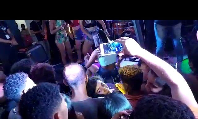 VÍDEO: Un joven celoso patea a su novia por hacer ‘twerking’