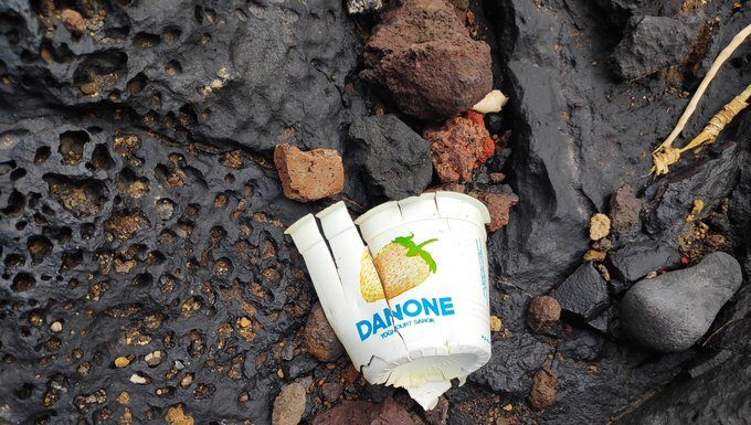 Aparece un envase de yogur de los años 80 en la orilla de la playa