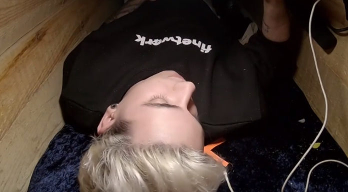 Un joven se entierra vivo y lo retransmite en directo por sus redes