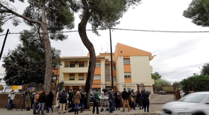 La recerca del cos de Marta Calvo continua en diversos abocadors Numerosos periodistas esperan ant el Cuartel de la Guardica Civil en Carcaixent donde se ha entregado el autor confeso del crimen de Marta Calvo. EFE/Manuel Bruque