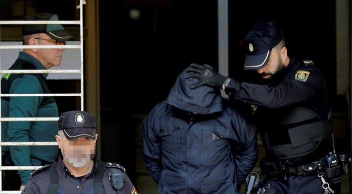 El detingut per la mort de Marta Calvo torna a presó després de negar-se a declarar El detenido Jorge Ignacio P. a su salida de los juzgados de Alzira conducido por la Policía Nacional. EFE/ Manuel Bruque