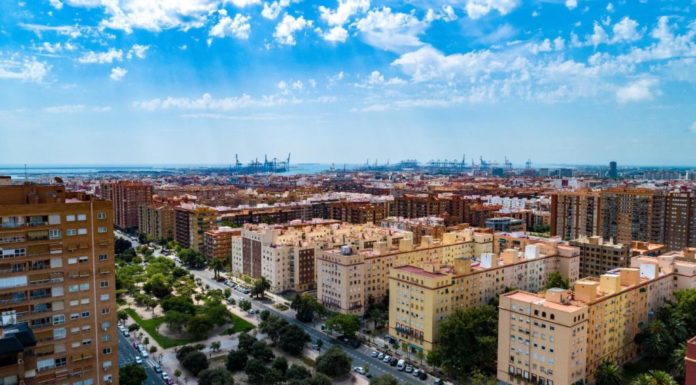 La meitat dels valencians recorren al lloguer per no poder comprar un habitatge https://7televalencia.com/es/apartamentos-turisticos-valencia/ Vista aérea de la avenida Blasco Ibáñez