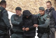 Agentes de la Guardia Civil junto a Jorge Ignacio P.J., autor confeso del crimen de Marta Calvo, en Manuel. (Rober Solsona / EP)