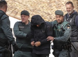 Agentes de la Guardia Civil junto a Jorge Ignacio P.J., autor confeso del crimen de Marta Calvo, en Manuel. (Rober Solsona / EP)