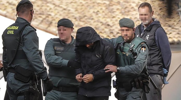 El cas de Marta Calvo es complica Agentes de la Guardia Civil junto a Jorge Ignacio P.J., autor confeso del crimen de Marta Calvo, en Manuel. (Rober Solsona / EP)